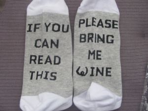 Ponožky s textem- dones mi víno