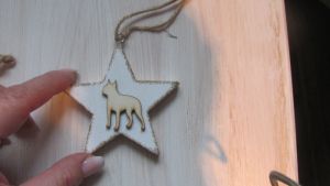 Dřevěná hvězda bílá motiv pes - buldoček 