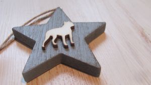 Dřevěná hvežda motiv pes , šedá - buldoček 